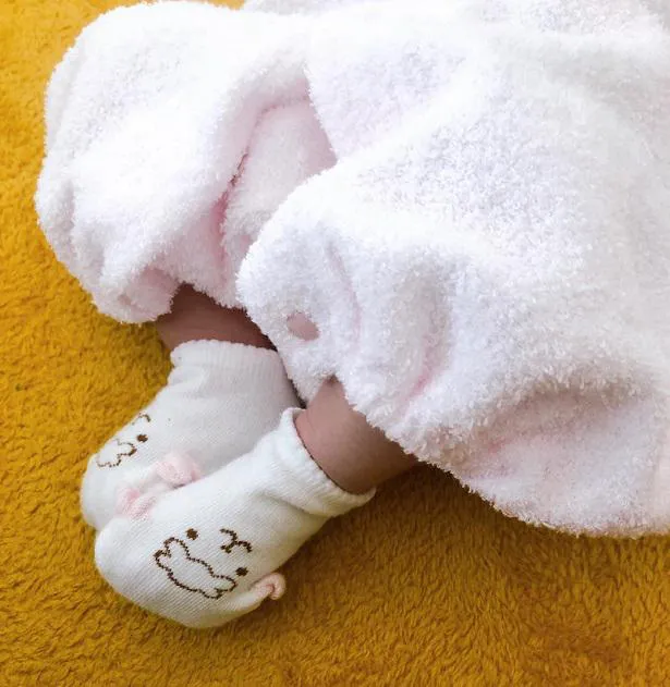 【写真を見る】かわいらしい羊の靴下をはいた愛娘の足の写真を公開した平野ノラ