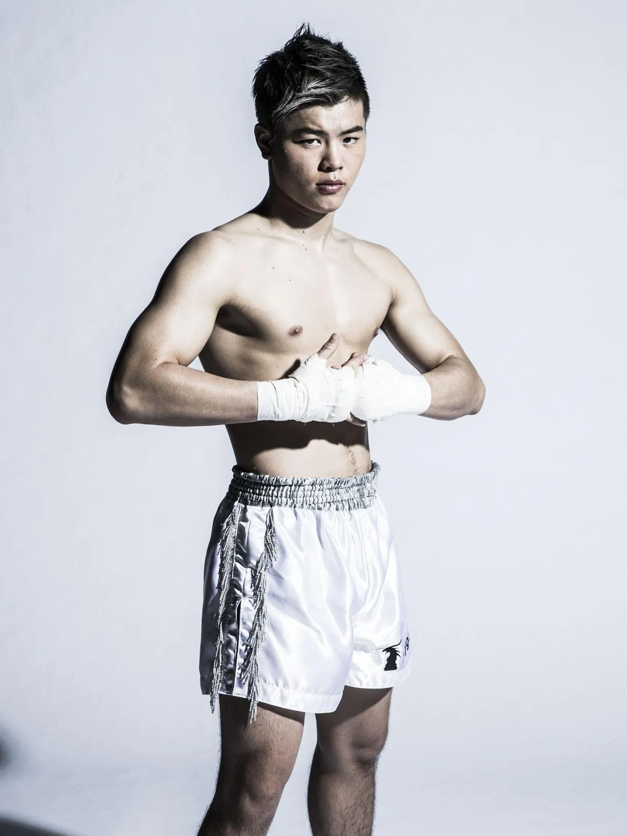 【写真を見る】鍛え上げられた肉体でボクシングでもチャンピオンを目指す