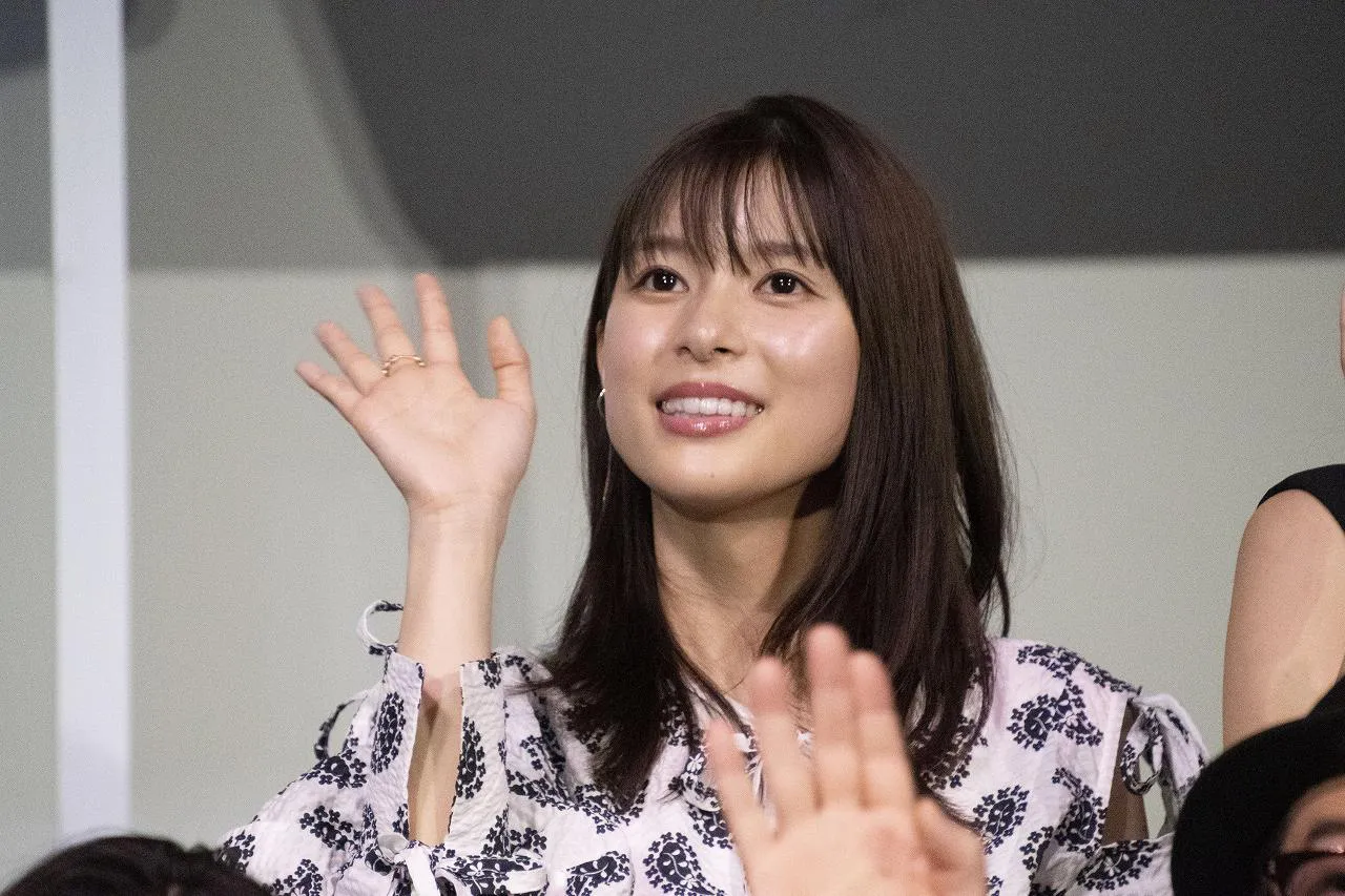 【写真を見る】柔和な笑顔で一生懸命に手を振る芳根京子