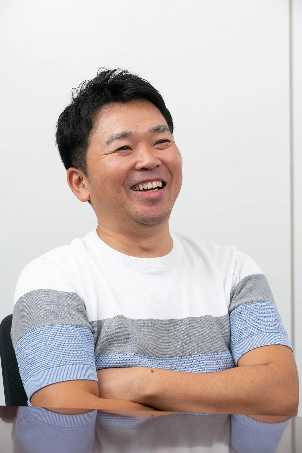 【写真を見る】笑顔でインタビューに答える西村陽次郎氏