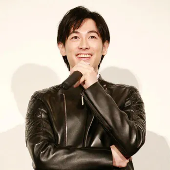 ディーン・フジオカ、ルイ・ヴィトンの腕時計を身に着けたSHOTに「大人の色気」「デートしている気分」と反響