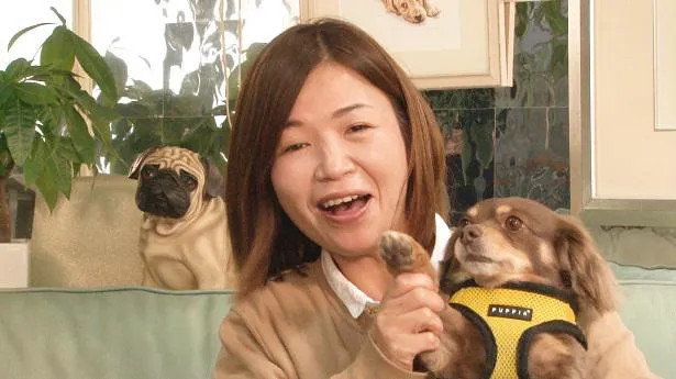 愛犬パコ美とじゃれ合う大久保佳代子