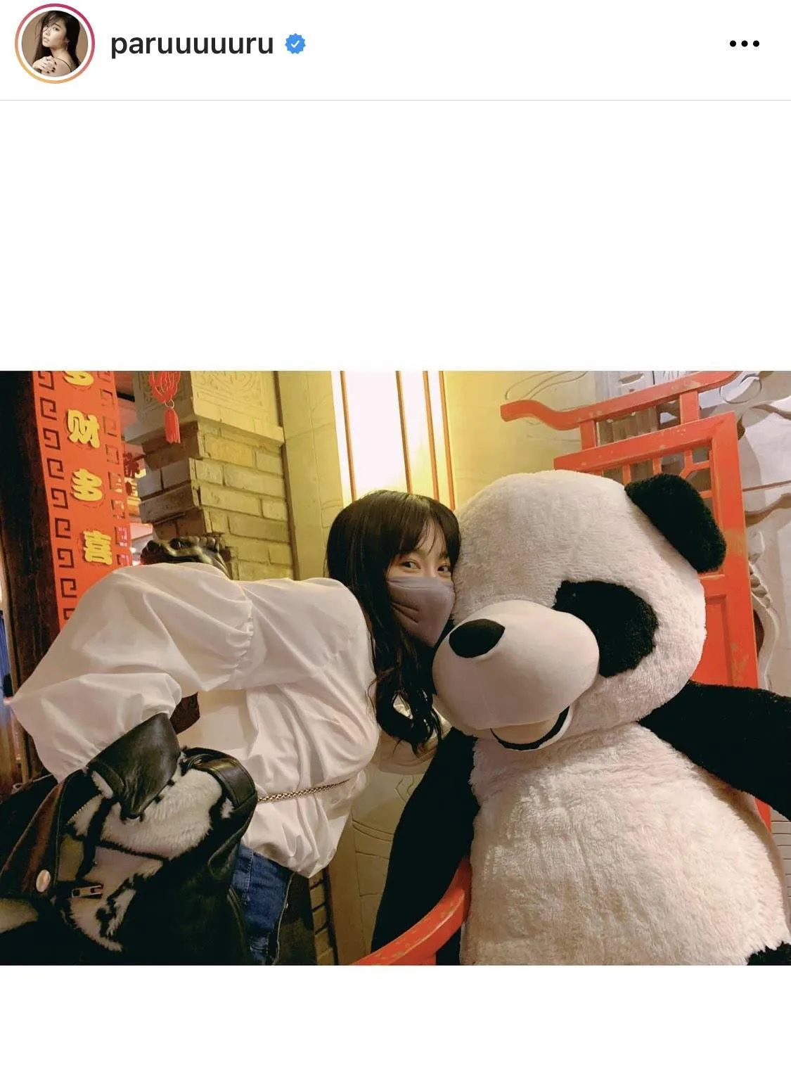パンダに顔を寄せてカメラ目線の島崎遥香