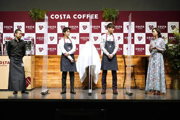 磯村勇斗とハリー杉山が「コスタ ブラック」「コスタ カフェラテ」発売記念イベントに登壇