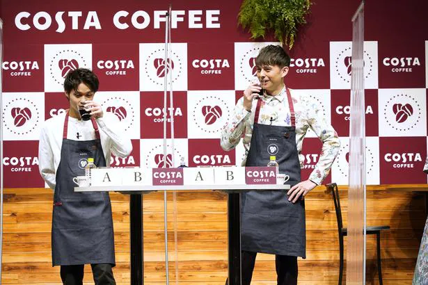 磯村勇斗とハリー杉山が「コスタ ブラック」「コスタ カフェラテ」発売記念イベントに登壇