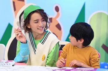 板垣李光人“周”がテレビ番組デビュー!歌のお兄さんの衣装に吉川愛“和子”は歓喜「いい!すごくいいよ…!」<カラフラブル>