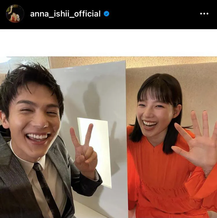 【写真を見る】「かわいすぎる…」満面の笑みでポーズをとる石井杏奈と中川大志