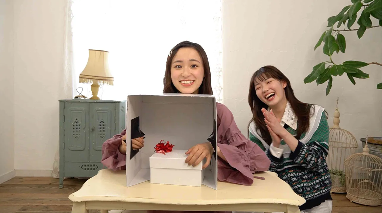 【写真を見る】鈴木美羽、中村里帆からドッキリを仕掛けられ、箱の中に手を伸ばす