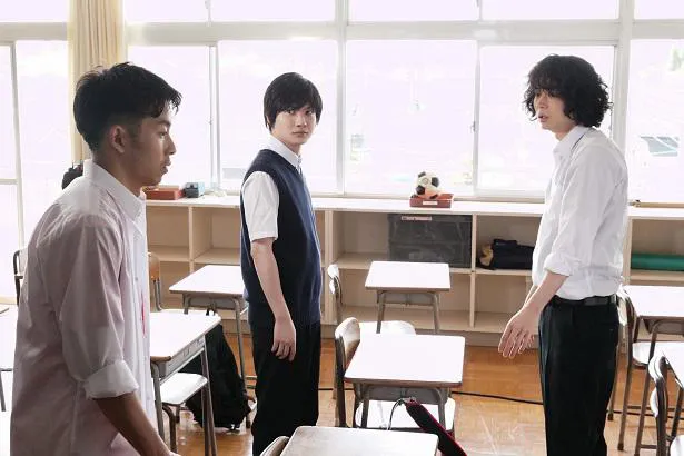 菅田将暉、神木隆之介、仲野太賀の3人が演じるお笑いトリオ「マクベス」の高校時代の場面カットが公開された