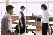 菅田将暉＆神木隆之介＆仲野太賀、制服に身を包んだ“高校時代”の場面カット公開＜コントが始まる＞