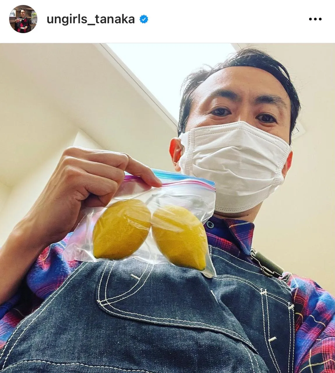 【写真を見る】レモンを持って下からのアングルで自撮りをするアンガールズ・田中卓志