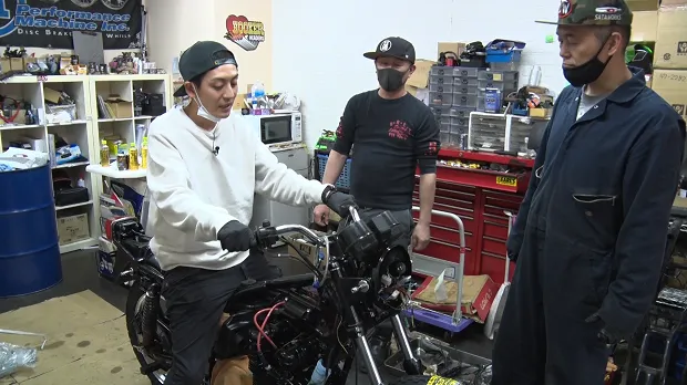 【写真を見る】バイクの“レストア”に挑戦するとろサーモン・村田