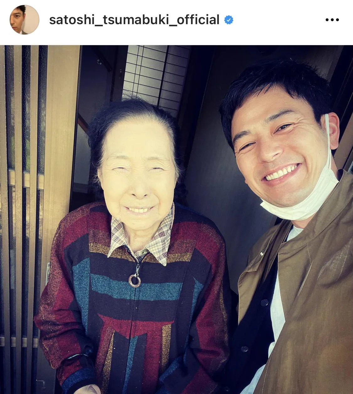 【写真を見る】目元が似てる！　満面の笑みを浮かべる妻夫木聡と祖母