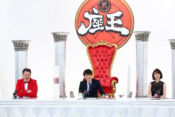 MCの千原ジュニア(中央)、審査委員長の小杉竜一(左)、竹上萌奈アナウンサー(右)