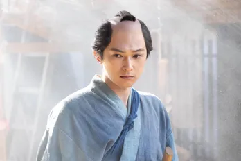 <青天を衝け>吉沢亮“栄一”、橋本愛“千代”をバックハグ!「お前に会いたかった…」