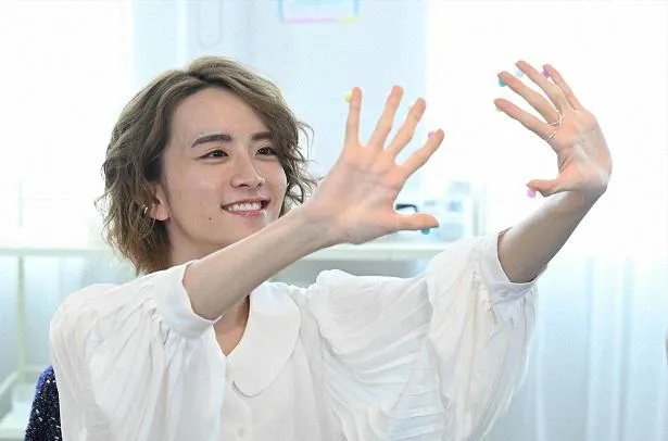 【写真を見る】可愛すぎ!!“ゆるふわ”ヘアのめぐるくん(板垣李光人)