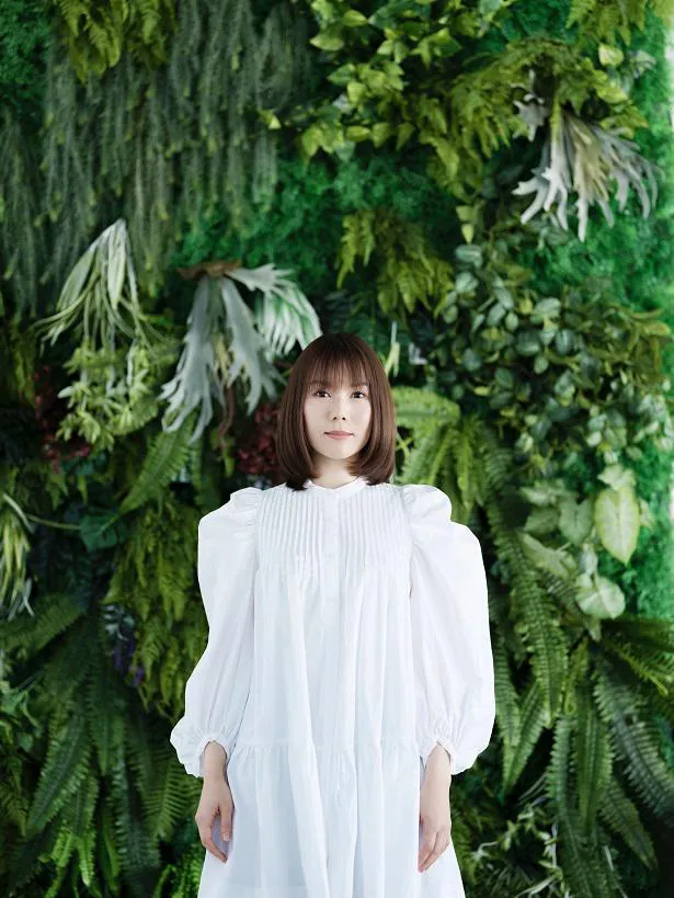 6th Single「ロゼット〜たんぽぽの詩〜」の30秒SPOTを公開したシンガーソングライターの半崎美子