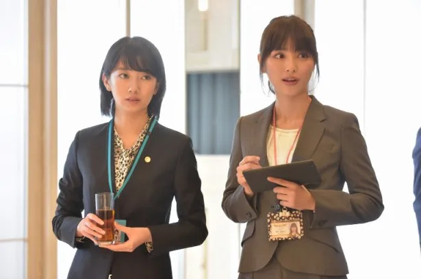 【写真を見る】かれんなスーツ姿の内田理央(右)は、風香(波瑠・左)のパラリーガル役で登場
