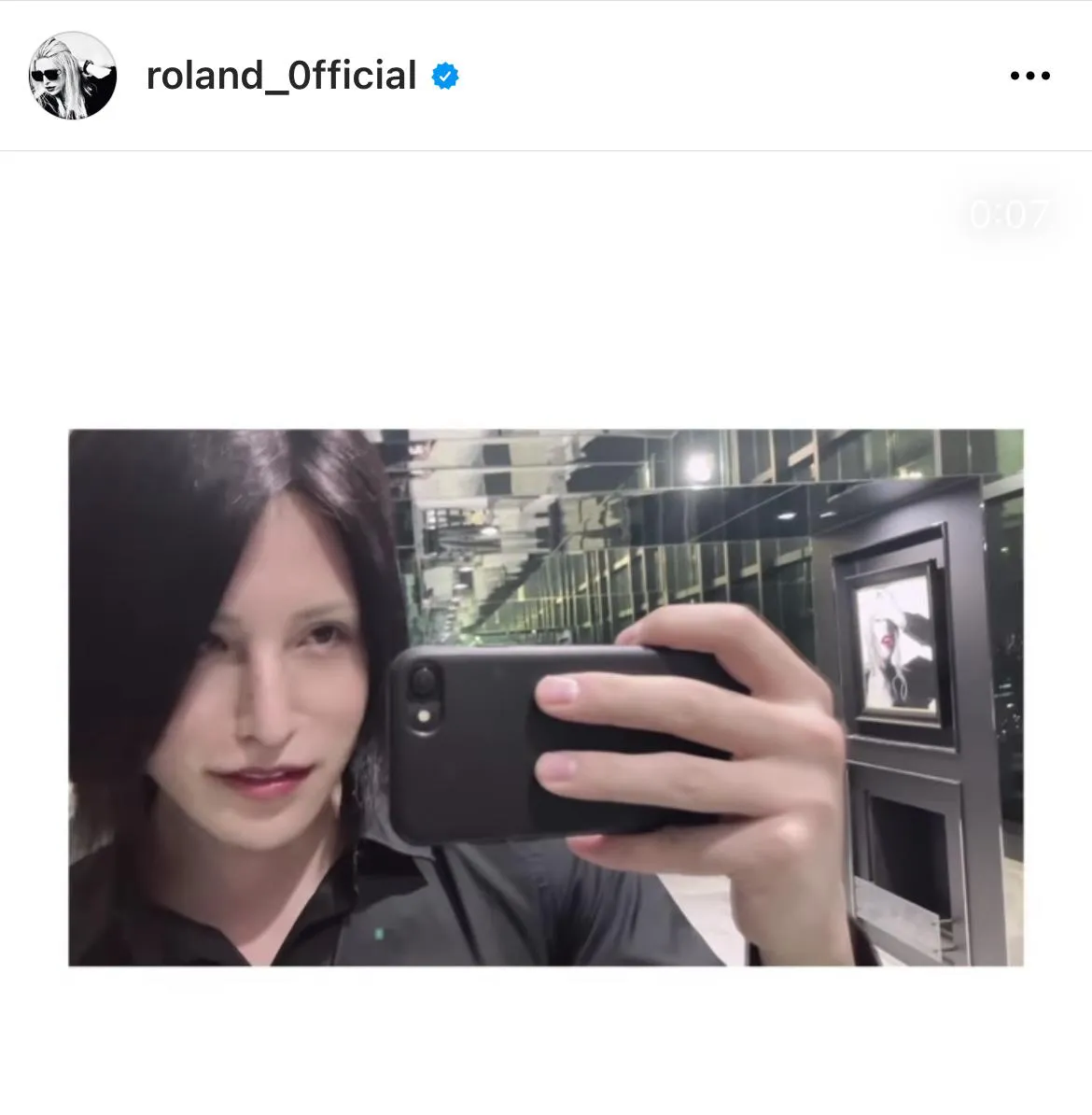 【写真を見る】“黒髪”になったROLAND(ローランド)のセルフィ―