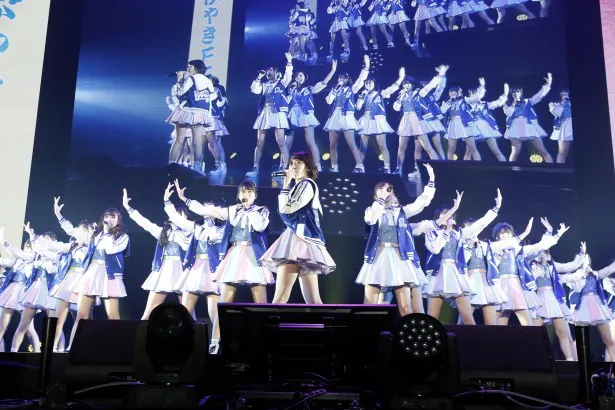 欅坂46の「二人セゾン」を披露するHKT48