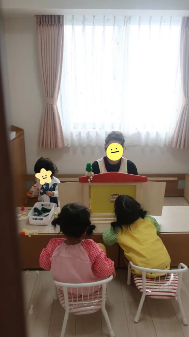 石田明は紙芝居の読み聞かせをするあゆみさんと三姉妹の姿も公開