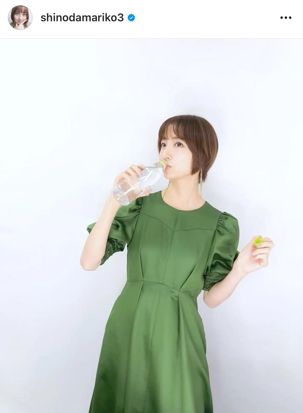 白肌に映えるグリーンワンピ姿の篠田麻里子