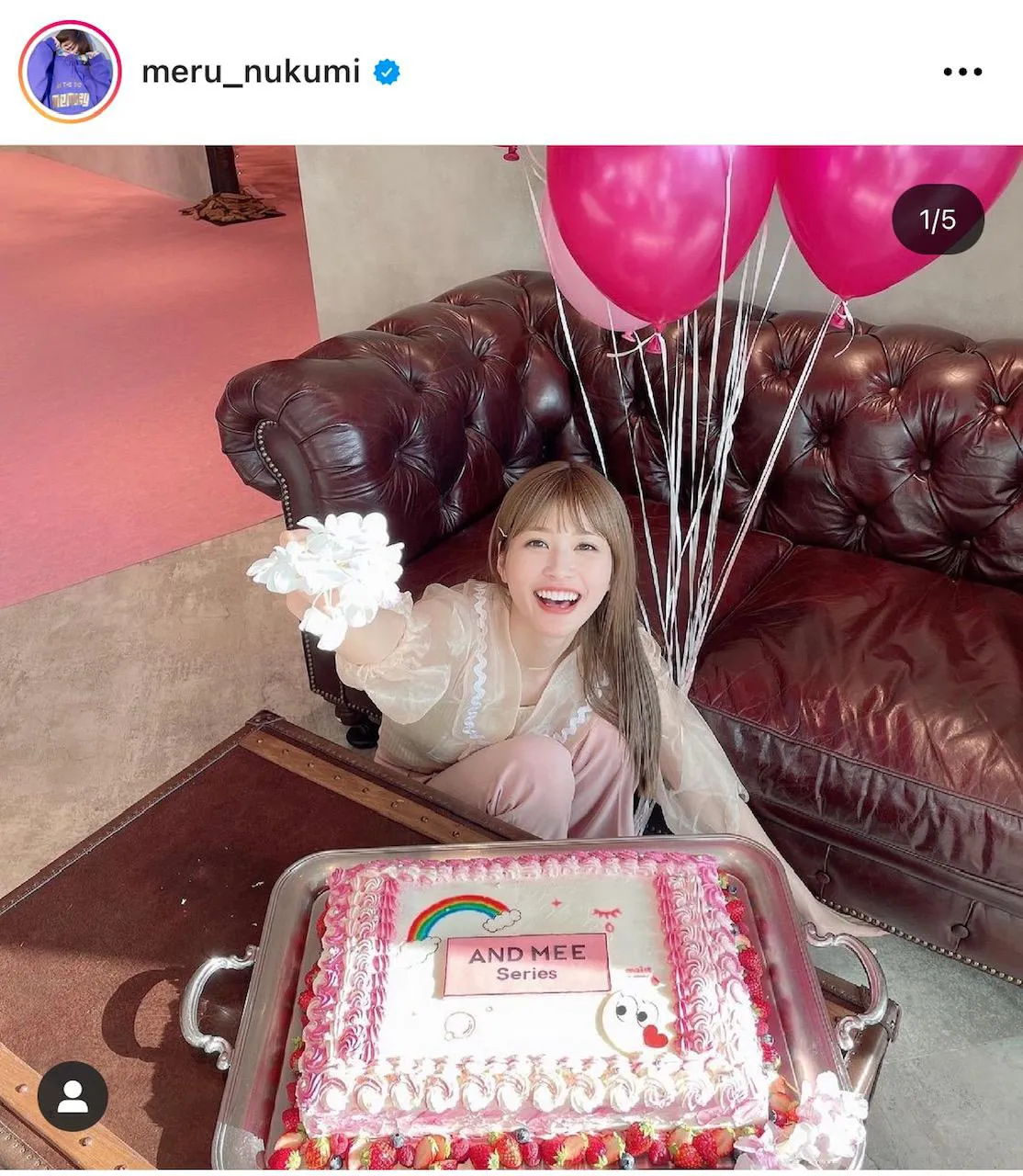 生見愛瑠、ピンクのデコレーションケーキに満面の笑み！