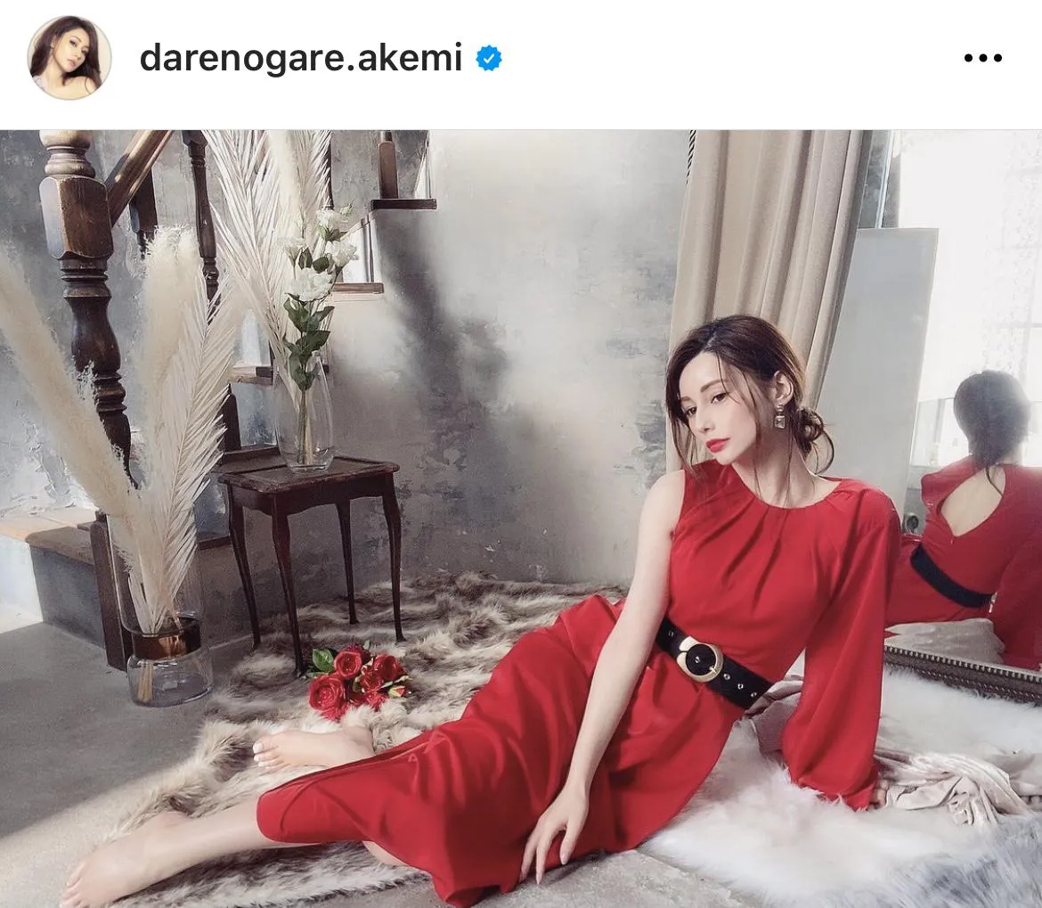 白肌に映える赤ドレス姿のダレノガレ明美