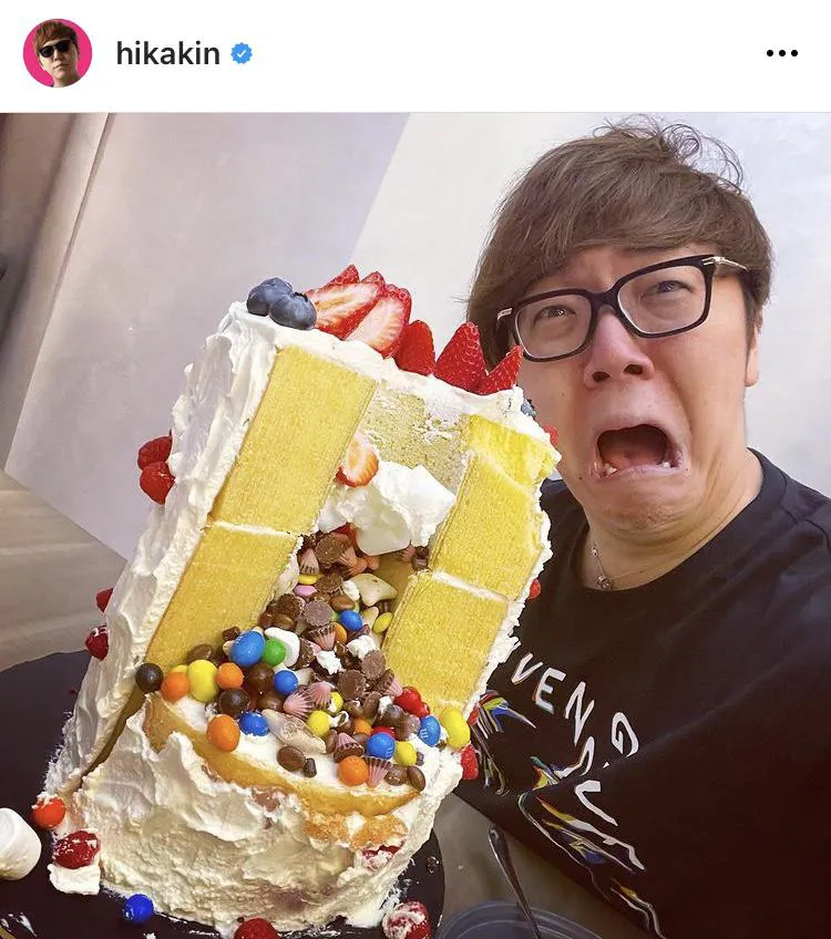 HIKAKIN、中から菓子があふれ出る！超巨大ケーキタワーの崩壊SHOT