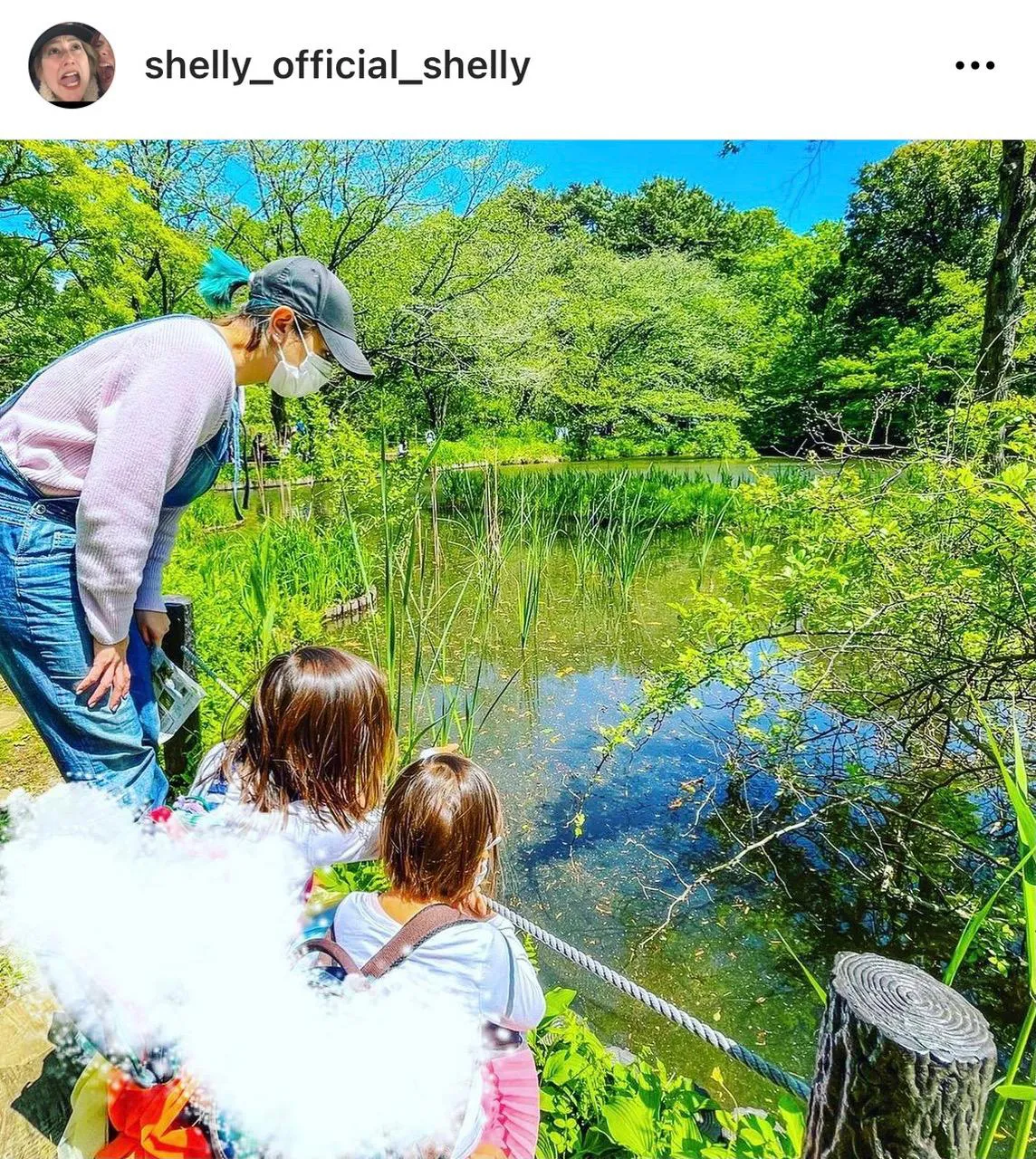 【写真を見る】“ほっこりする”！池をのぞき込むSHELLYと娘たち