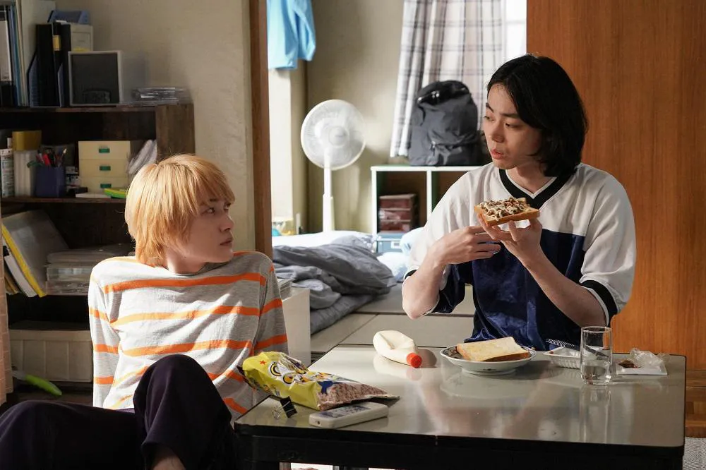 菅田将暉主演ドラマ「コントが始まる」の新シーン写真が解禁！“マクベス流ボンビー飯”が明らかに