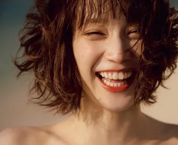 ”振れ幅MAX女優”中村ゆりか、1st写真集で天真爛漫な笑顔のレアショットを披露