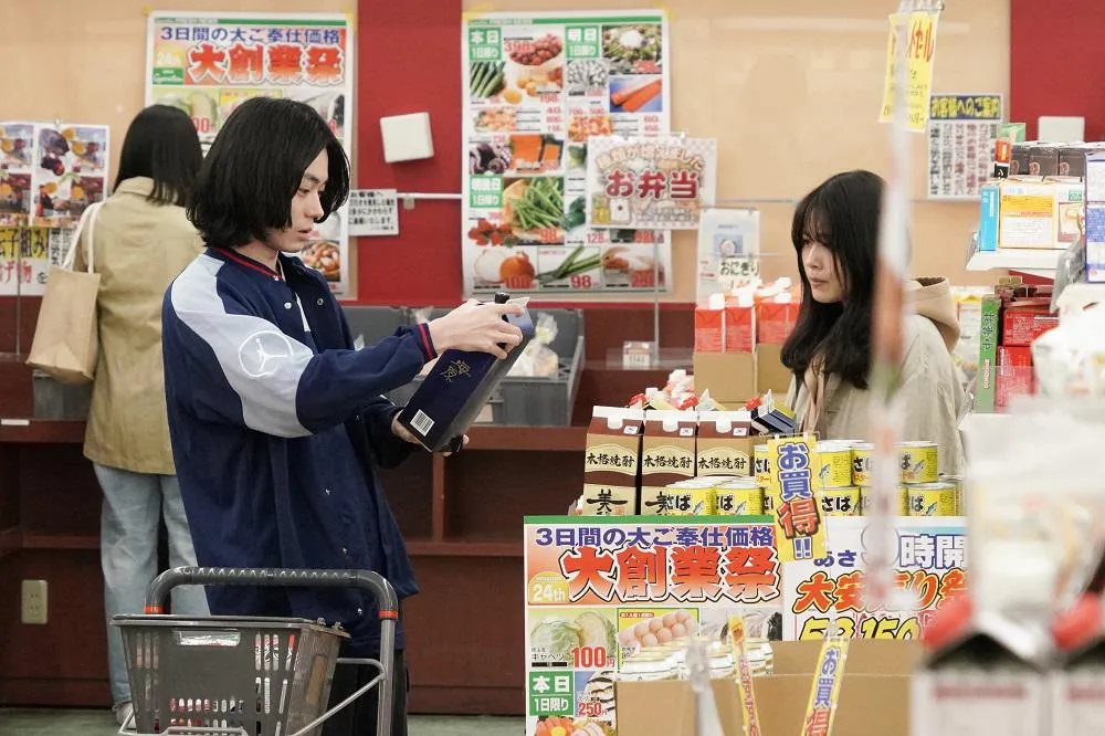【写真を見る】菅田将暉“春斗”＆有村架純“里穂子”、スーパーマーケットでの2人は、まるで恋人のよう
