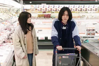 有村架純“里穂子”、菅田将暉“春斗”をスーパーマーケットに呼び出し!第2話シーン写真公開<コントが始まる>