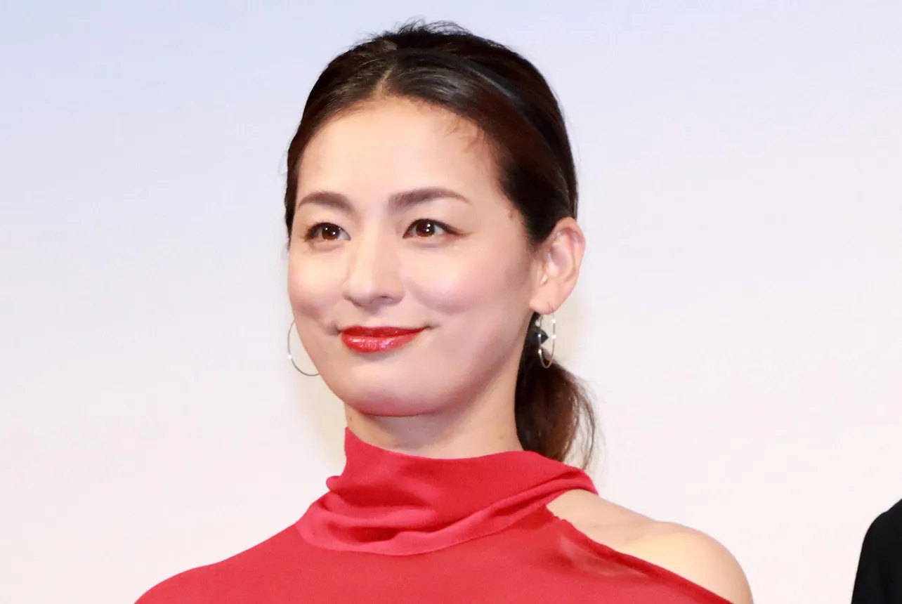 尾野真千子が主演映画「茜色に焼かれる」の完成報告会に登場した