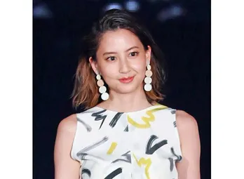 河北麻友子、“透け感”が色っぽい…美脚あらわなドレス姿に絶賛の声「これぞ神スタイル」「お姫様みたい」