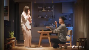 シソンヌ・じろう、ユニバーサルホームの新CMで初のヒロイン役に 長谷川忍はパソコンを開いてプロポーズ