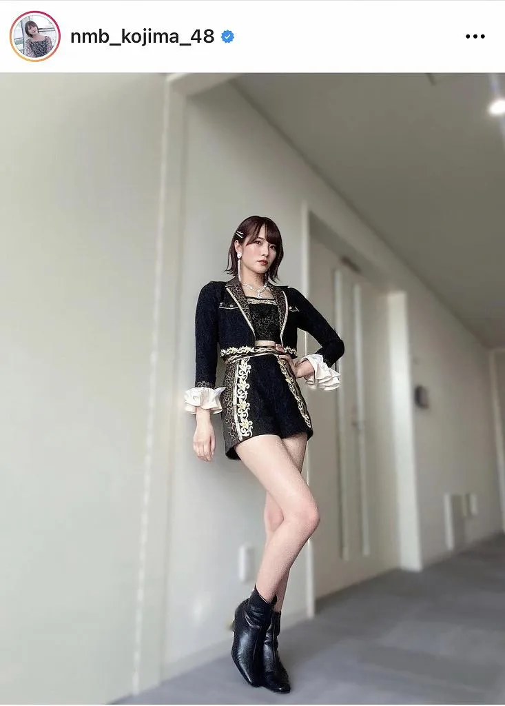 【写真を見る】ローアングルからの新衣装・美脚SHOT！ “インスタ映え”過ぎるNMB48小嶋花梨