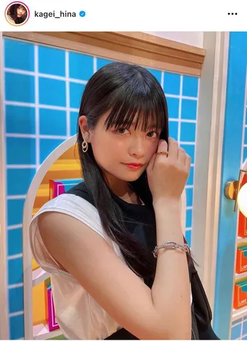 “TikTok女性日本一”の景井ひな、穴から“内もも”チラリ…最先端コーデに「超かわいい!」と反響