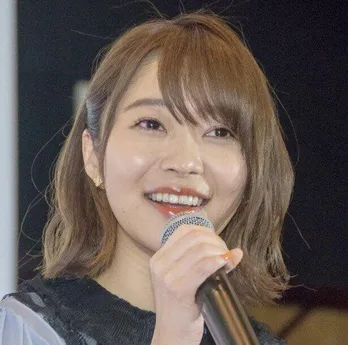 指原莉乃、美脚がスラリ…お散歩SHOTに「9頭身!?」と反響殺到