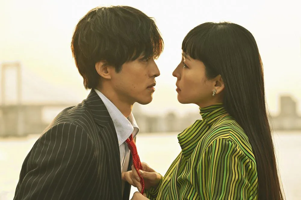 【写真を見る】松坂桃李×麻生久美子のキスシーン