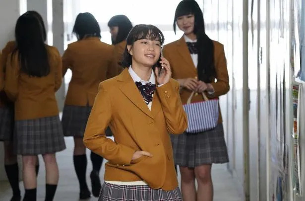 広瀬すず“アンナ”が、捜査のため転校生として学校に潜入！