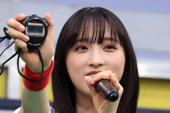 AKB48小栗有以が突然叫ぶ「大変なことが起こりました!」“50”にちなんだゲームに挑戦<バッチこーい!>