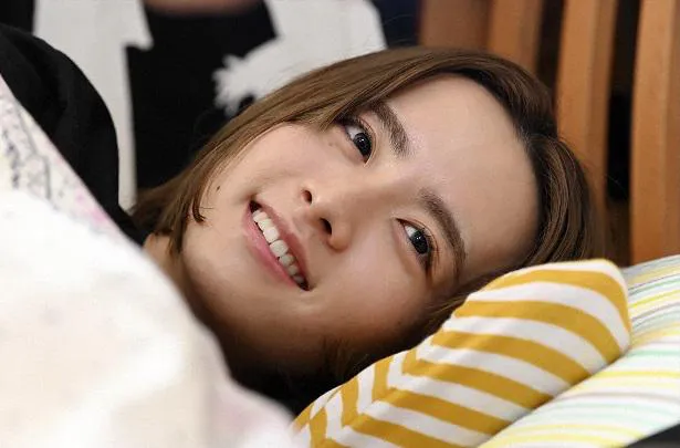 【写真を見る】隣で寝ている吉川愛“和子”にキュートな笑顔で微笑みかける板垣李光人“周”