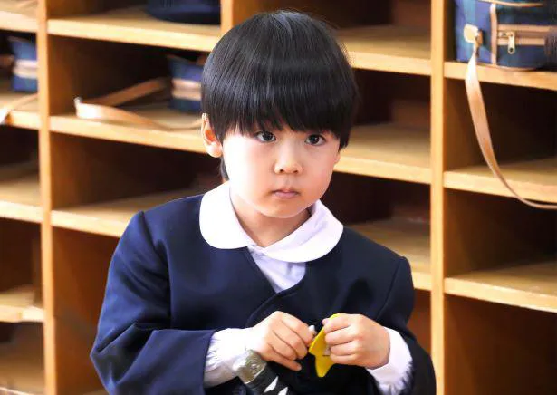 幼稚園の制服を着るコタロー(川原瑛都)