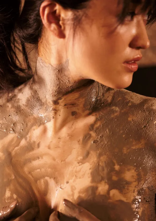 画像・写真 もはや芸術！ 葉加瀬マイが泥や汗に“まみれる”最新写真集(1/16) | WEBザテレビジョン