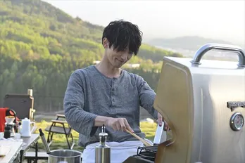 横浜流星“駿”の料理シーンに注目!第3話はワイルドなキャンプ飯<着飾る恋には理由があって>