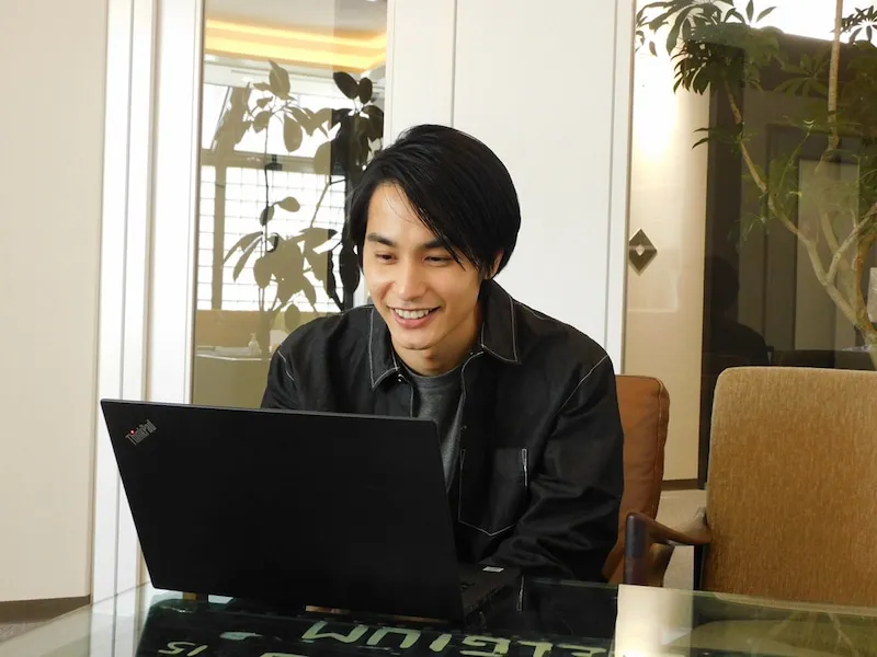 【写真を見る】中村蒼、ハンサム笑顔でリモート取材中のSHOTを公開！