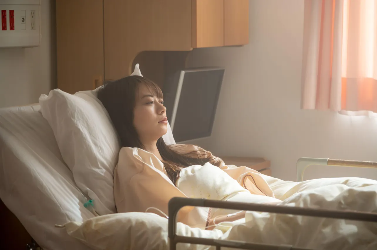 病室で横たわる黒田美香(山下リオ)