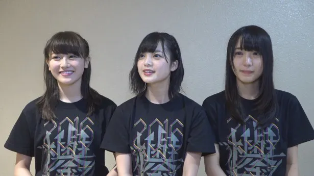インタビューに答える、終演後の欅坂46・守屋茜、平手友梨奈、菅井友香(左から)